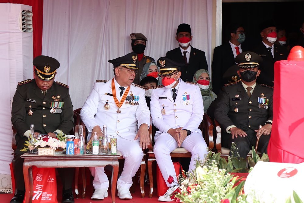 Foto: Walikota dan Wakil Walikota Tangerang Selatan saat penaikan dan penurunan Sang Saka Merah Putih, dalam kegiatan Upacara HUT RI ke 77 Tahun kemarin (17/08/2022)