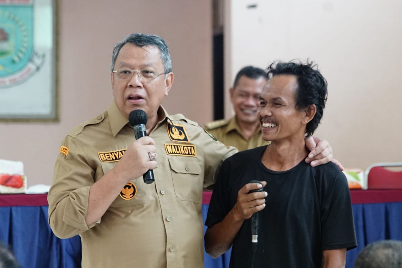 Foto: Wali Kota Benyamin Davnie pada acara Pembukaan Sosialisasi Perbaikan Rumah Tidak Layak Huni (RUTLH) di Tangerang Selatan.