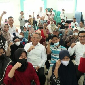 Foto: Wali Kota Tangerang Selatan (Tangsel) Benyamin Davnie sedang dikerumuni warganya pada saat sosialisasi persiapan pelaksanaan perbaikan Rumah Umum Tak Layak Huni (RUTLH) di Aula Kelurahan Sawah, Ciputat, Tangsel, Rabu (27/7).