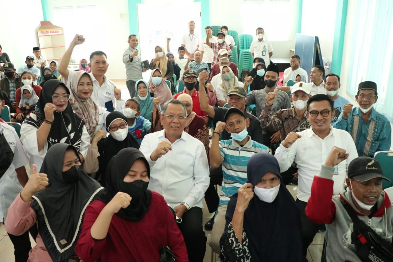 Foto: Wali Kota Tangerang Selatan (Tangsel) Benyamin Davnie sedang dikerumuni warganya pada saat sosialisasi persiapan pelaksanaan perbaikan Rumah Umum Tak Layak Huni (RUTLH) di Aula Kelurahan Sawah, Ciputat, Tangsel, Rabu (27/7).
