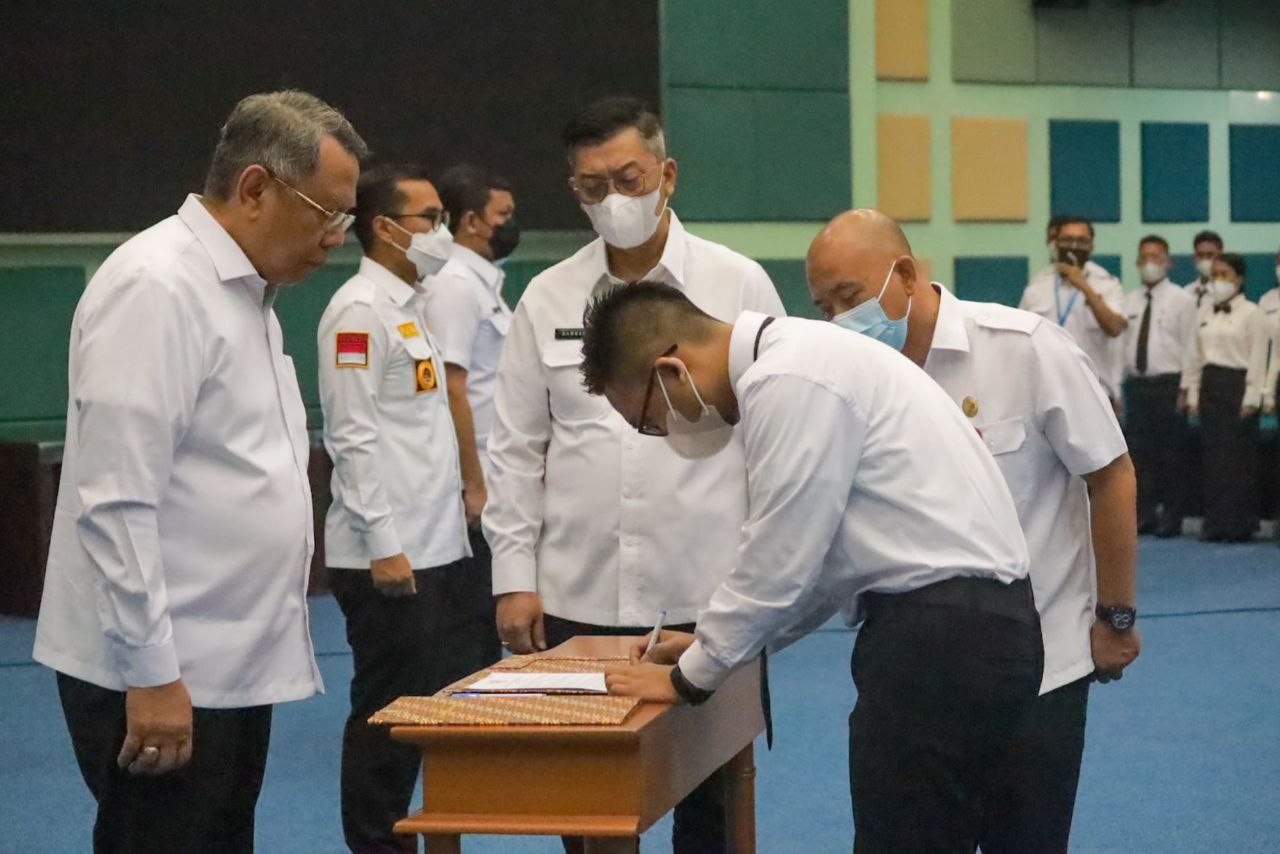 Foto: Wali Kota Tangerang Selatan Benyamin Davnie dan Wakil Wali Kota Tangerang Selatan Pilar Saga Ichsan pada Pelantikan 448 tenaga guru Pegawai Pemerintah dengan Perjanjian Kerja (PPPK) tahap kedua.