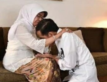 Jokowi dan Ibunda