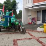 Menyemprot disinfektan - Graha Nusantara