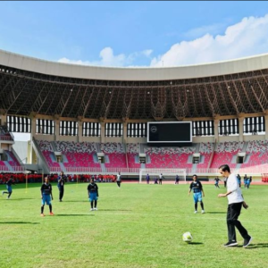 Foto: Jokowi Bermain Sepak Bola Bersama Anak-Anak Papua (Instagram @jokowi)