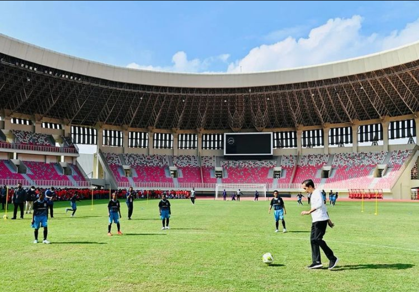 Foto: Jokowi Bermain Sepak Bola Bersama Anak-Anak Papua (Instagram @jokowi)