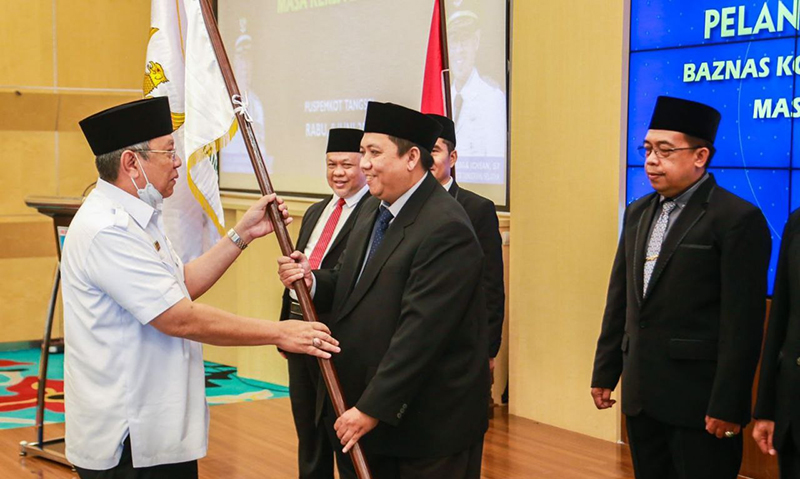 Foto: Wali Kota Tangerang Selatan Benyamin Davnie pada saat serah terima jabatan Pimpinan Baznas Kota Tangsel Periode 2022-2027