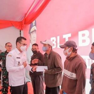 Foto: Wakil Wali Kota Tangsel Pilar Saga Ichsan Bagikan BLT BBM (grahanusantara)